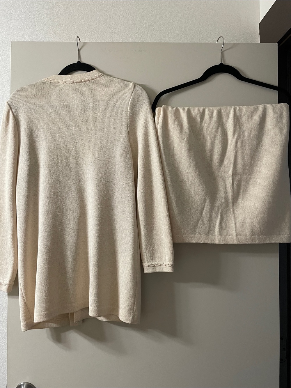 St. John Cream Knit Skirt Set with Subtle Gold Label Size 6 - Picture 6 of 9